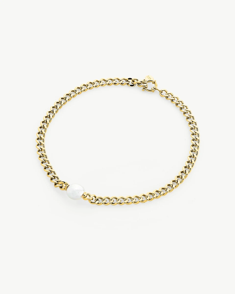 Goldene Halskette mit einer ovalen weißen Perle, Frontansicht auf reinweißem Hintergrund.