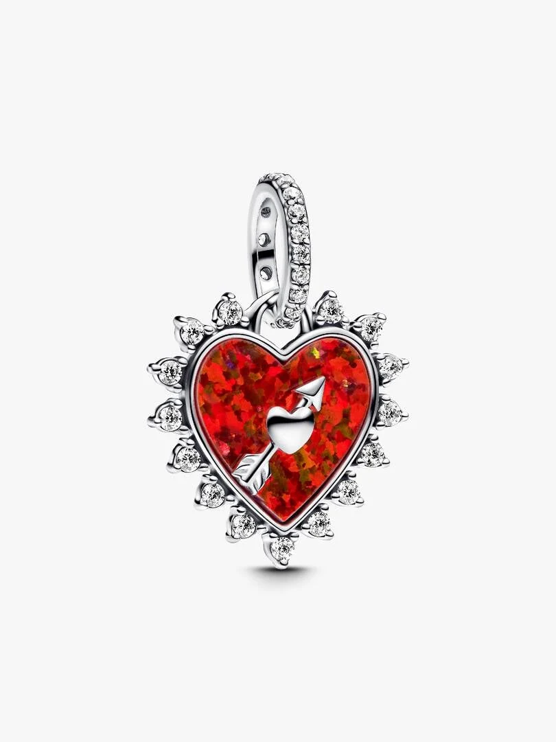 Vooraanzicht van rood hart charm met pijl en pavé-details op een witte achtergrond.