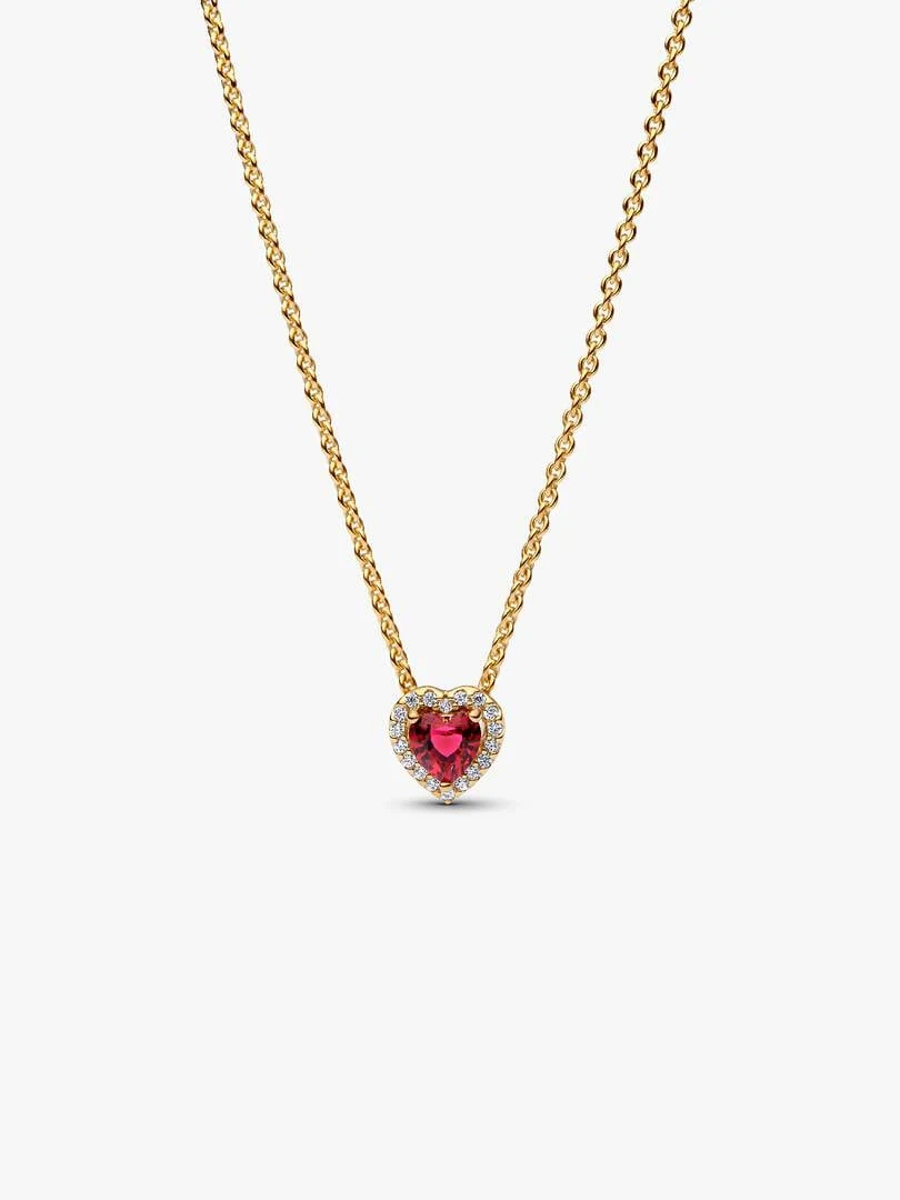 Collier avec pendentif cœur rouge et détails pavé sur fond blanc, vue frontale centrée.