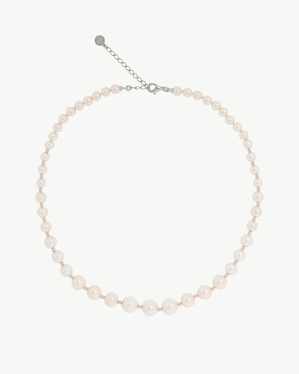 Parelsnoer in een cirkelvorm op een witte achtergrond, volledig vooraanzicht met sluiting zichtbaar.