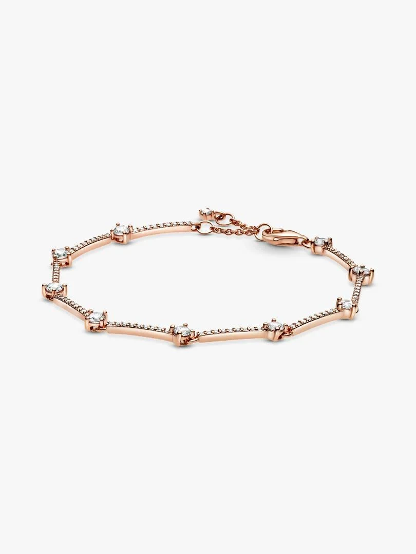 Vooraanzicht van de rosé gouden armband met baguettes en zirkonia, op een witte achtergrond.
