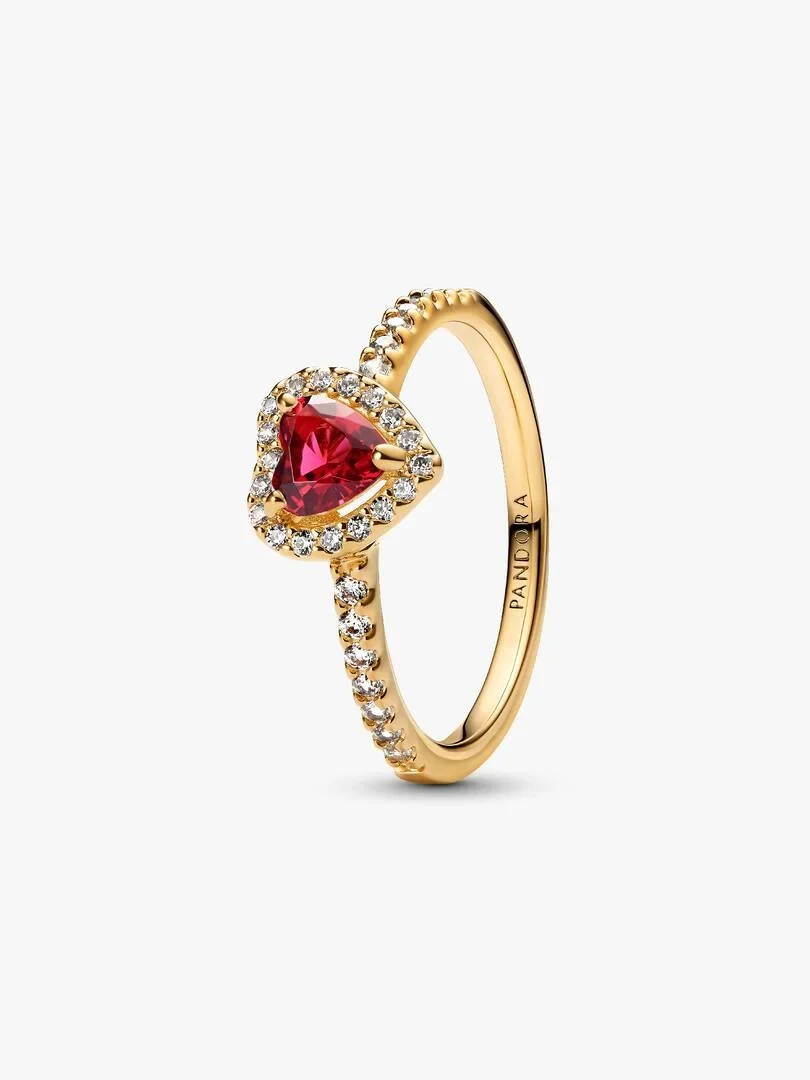 Vue de profil d'une bague avec un cœur rouge central et un halo de zircons sur fond blanc.