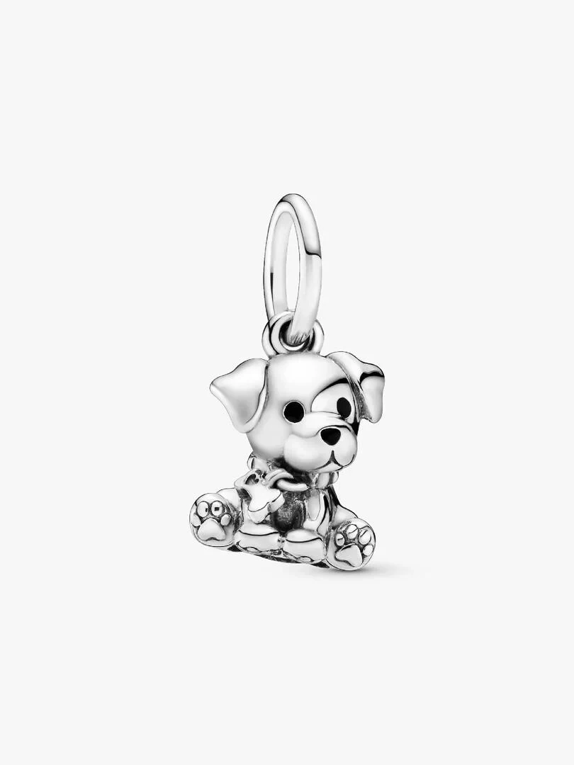 Charm de cachorro sentado con anillo superior, vista frontal, fondo blanco puro.