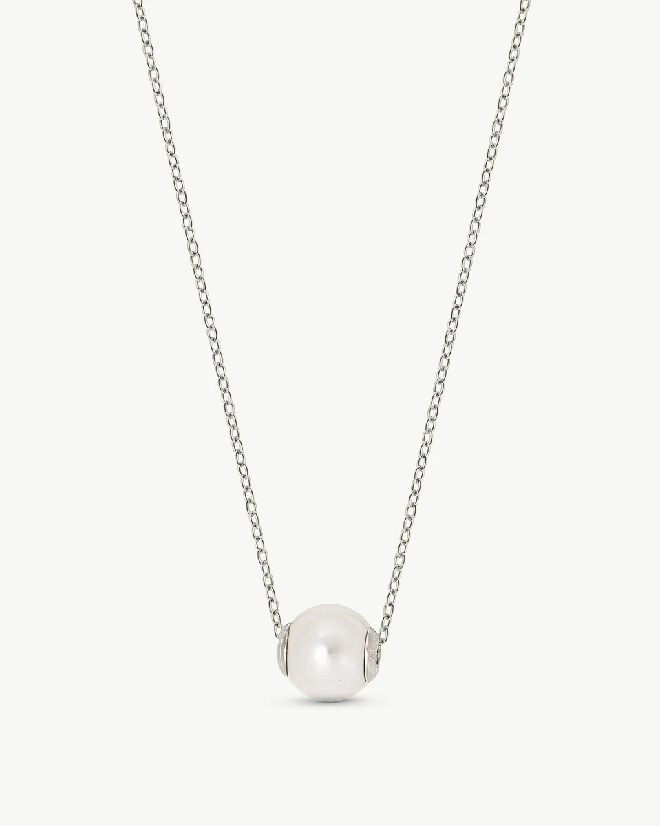 Collier avec perle centrale sur fond blanc, vue de face en légère plongée.