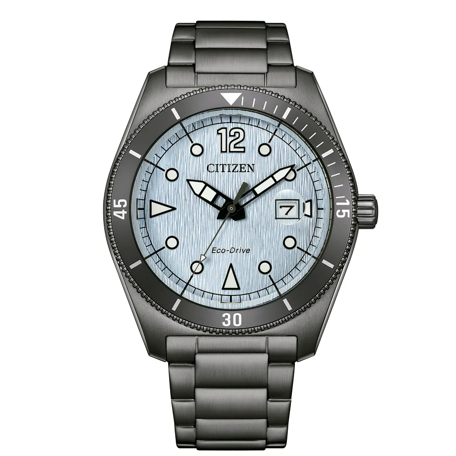 Vista frontal completa del reloj con esfera azul y brazalete de acero sobre fondo blanco.