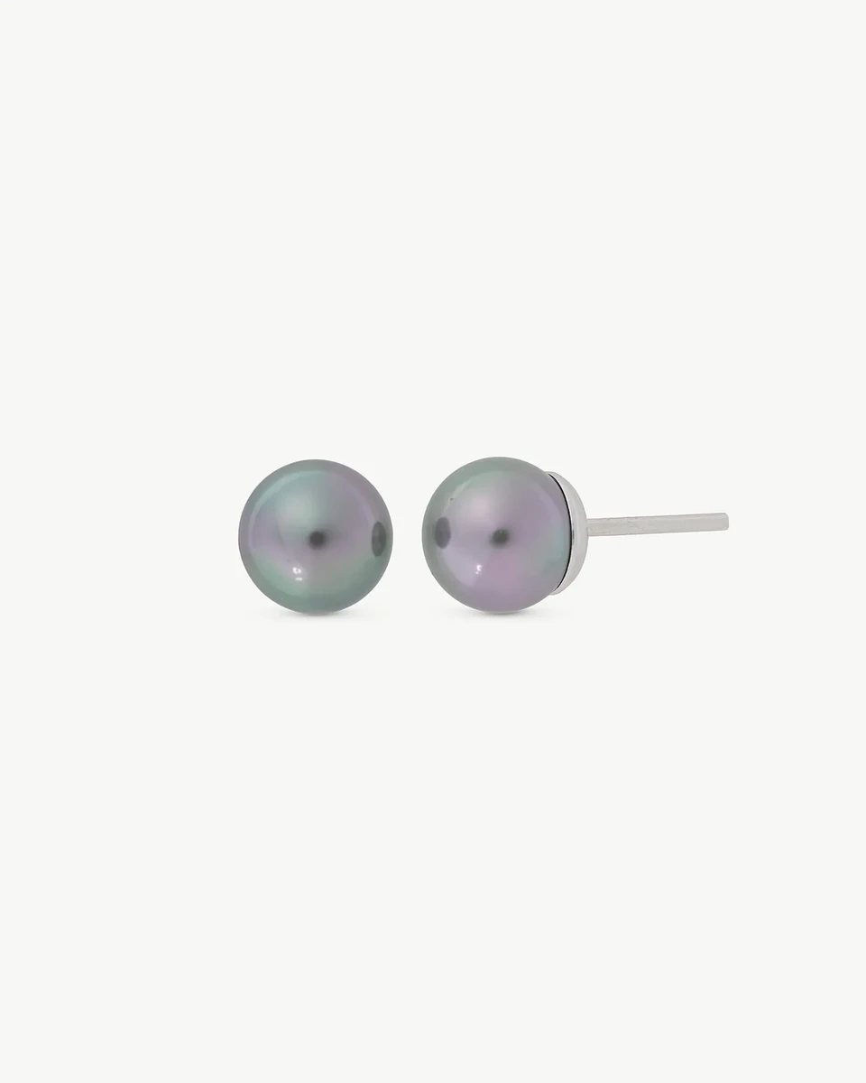 Pareja de pendientes de perla gris sobre fondo blanco, vista frontal y lateral con detalle del pincho de plata.