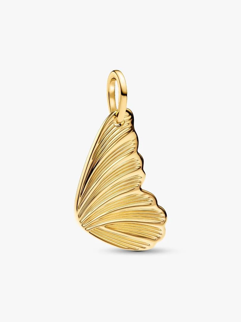 Pendentif aile de papillon à texture striée, vue de profil inclinée, fond blanc neutre.