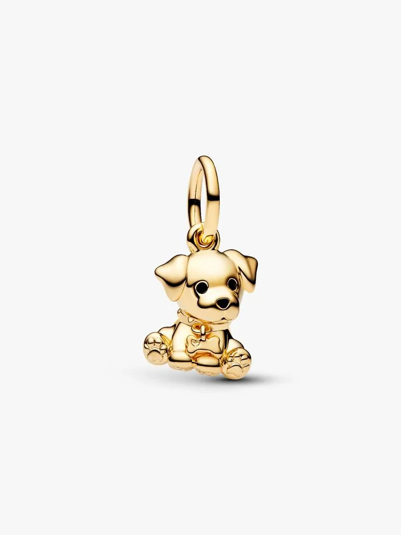 Zittende puppy charm in driekwart aanzicht, 14k goudkleurige afwerking op witte achtergrond.