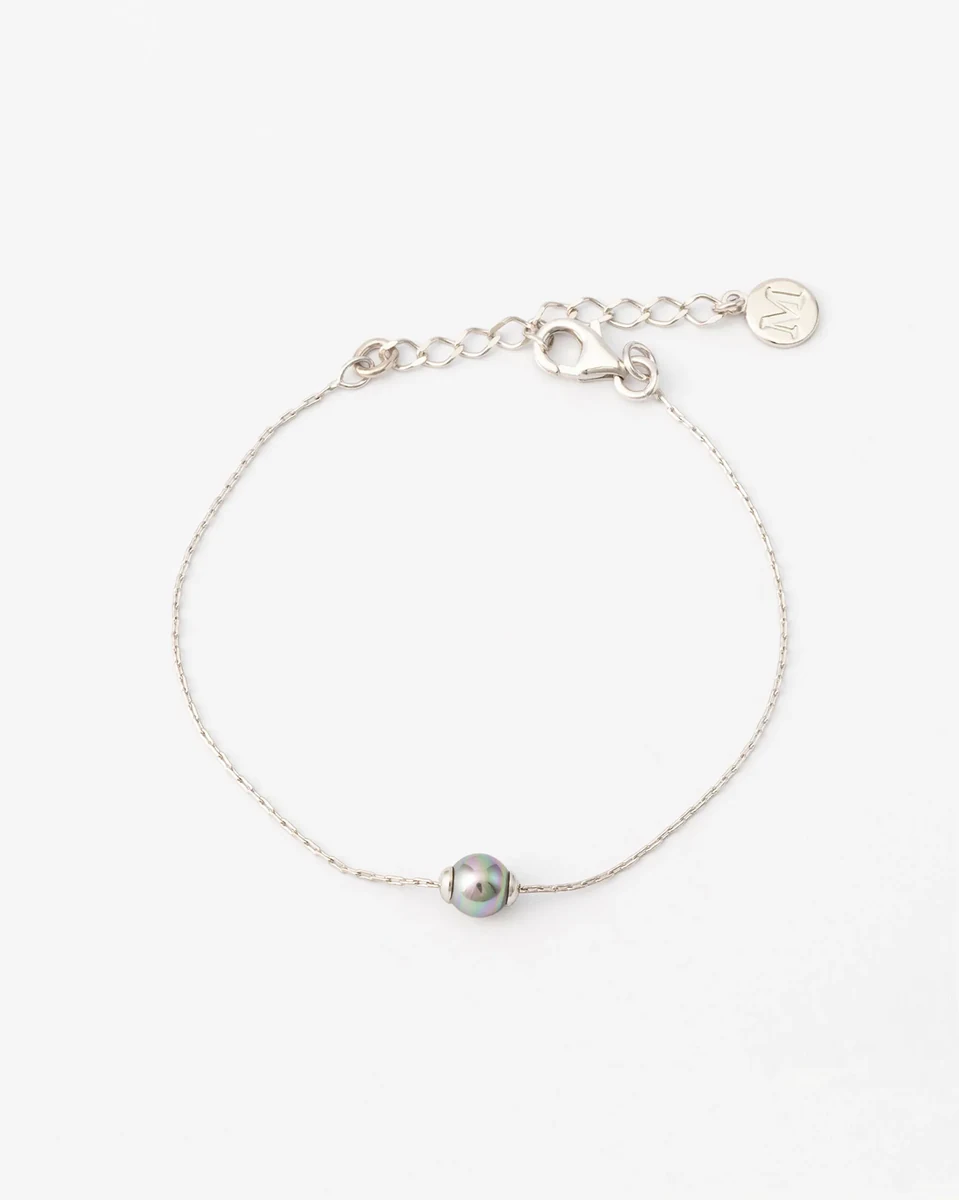 Fine chain bracelet with grey pearl, full front view on a white background.