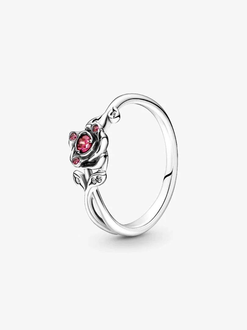 Zilveren ring met rood rozenontwerp gezien vanuit een zijaanzicht op een witte achtergrond.