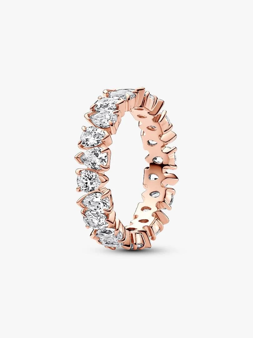 Seitenansicht eines Rings mit tropfenförmigen Steinen auf weißem Hintergrund.