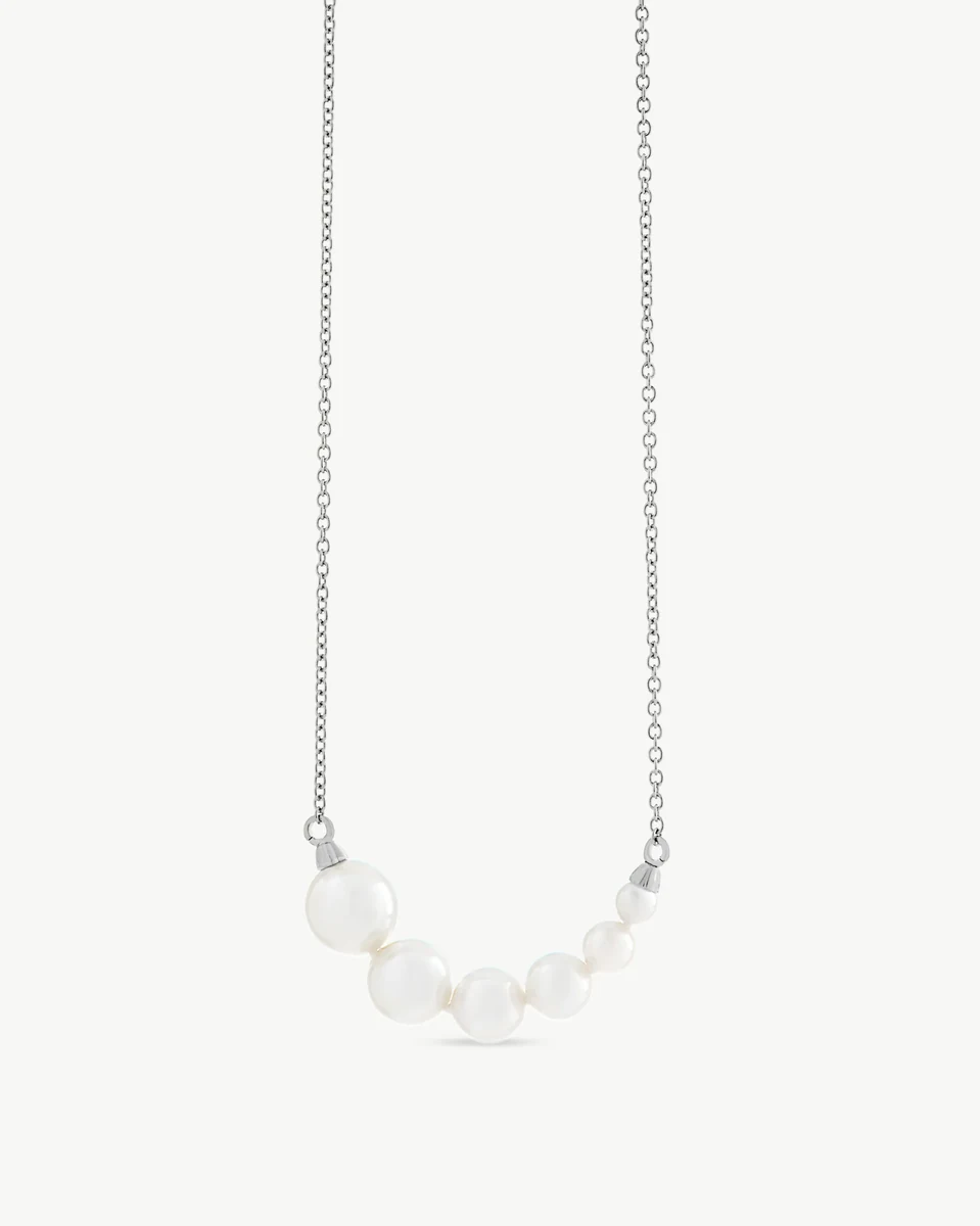 Witte parelketting met zilveren ketting op witte achtergrond, gecentreerd vooraanzicht.
