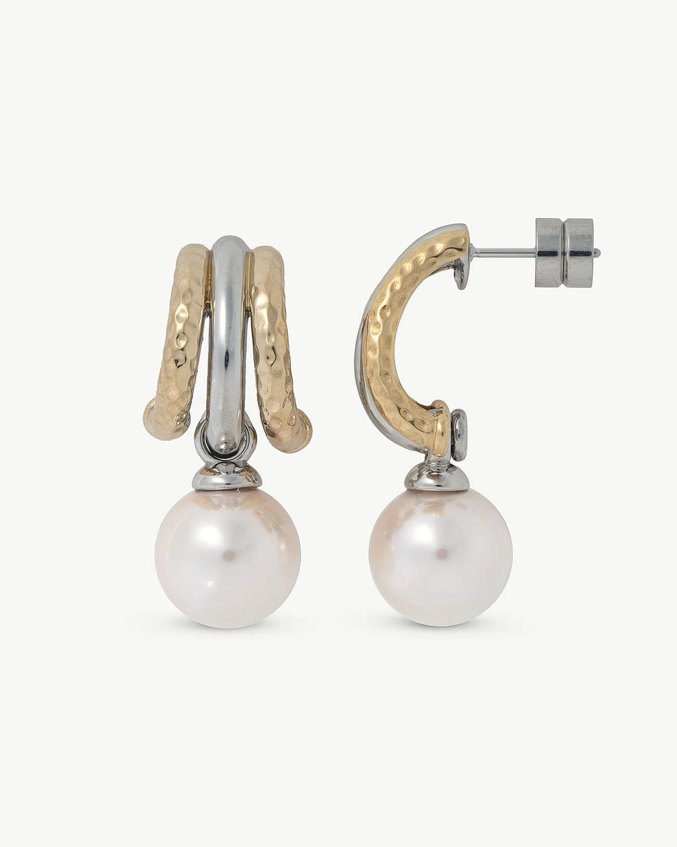 Vue de face des boucles d'oreilles en perles avec finition métal mixte, sur fond blanc neutre.
