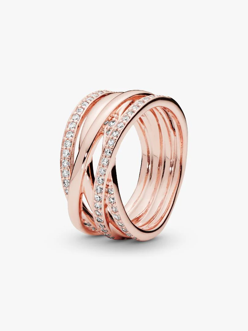 Verstrengde roségouden ring met kubieke zirkonia, driekwart aanzicht op een witte achtergrond.