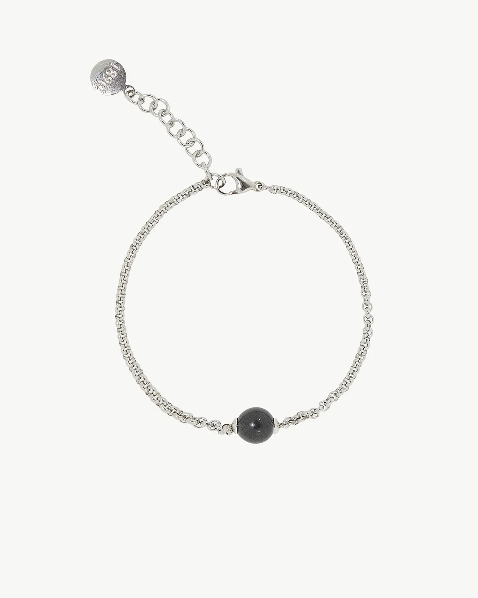Link bracelet with black pearl, front view on white background, top-down shot.