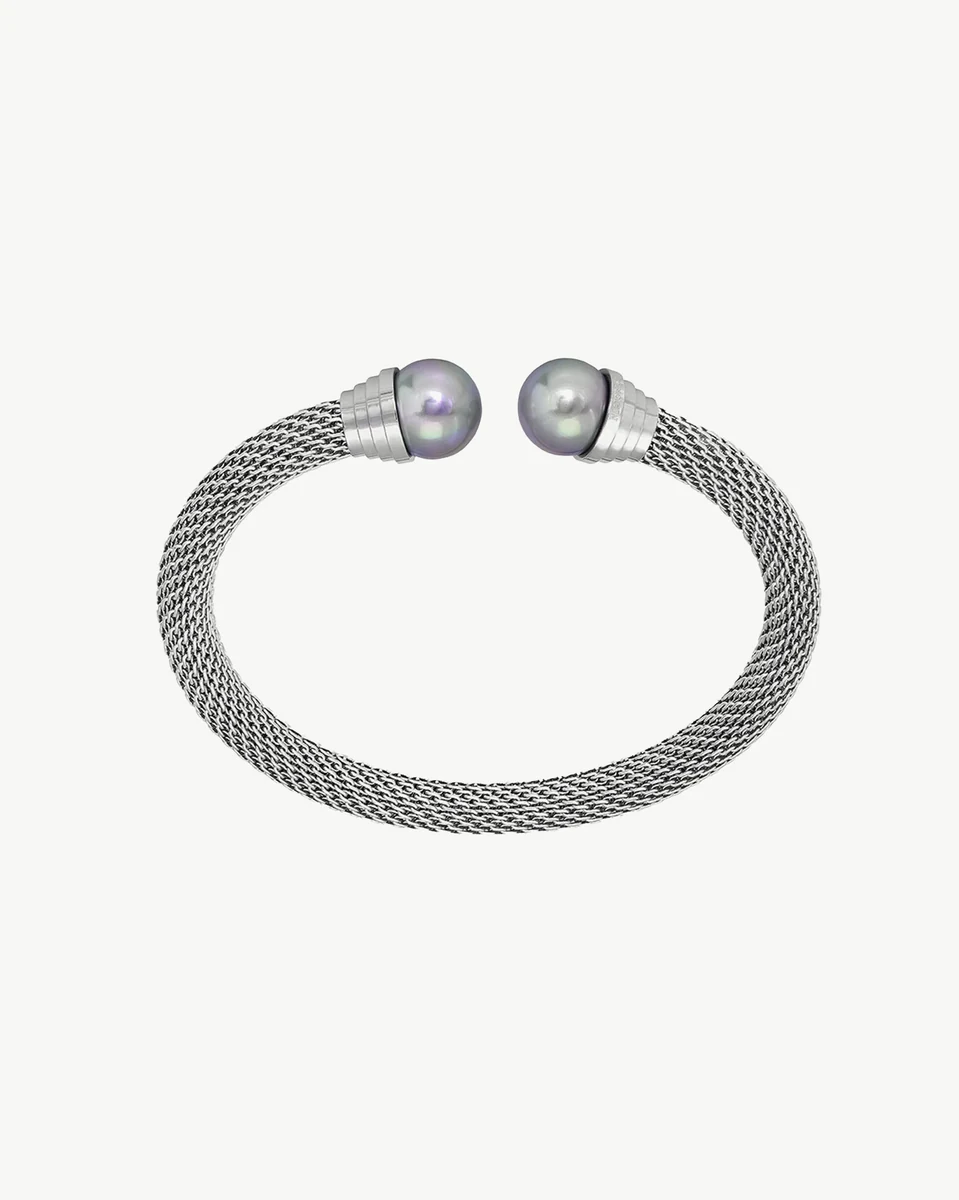 Bracelet en acier vu de dessus sur fond blanc, gros plan sur les perles grises aux extrémités.