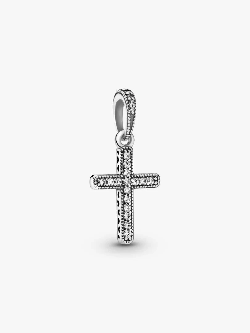 Silbernes Kreuz-Anhänger mit Zirkonia, Frontansicht auf reinweißem Hintergrund.