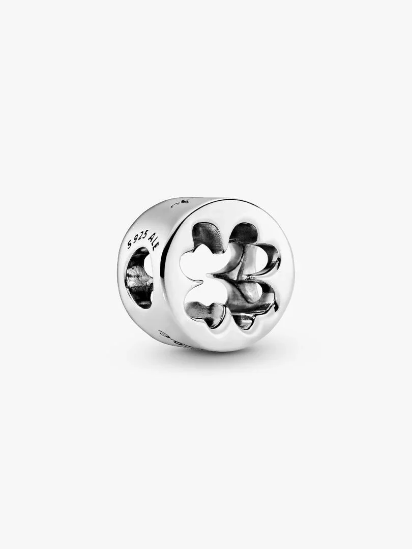 Charm en argent avec motif trèfle ajouré, vue de profil inclinée, fond blanc pur.