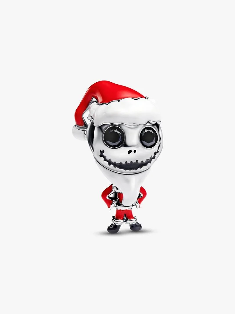 Charm Jack Skellington avec bonnet de Noël, vue de face sur fond blanc.