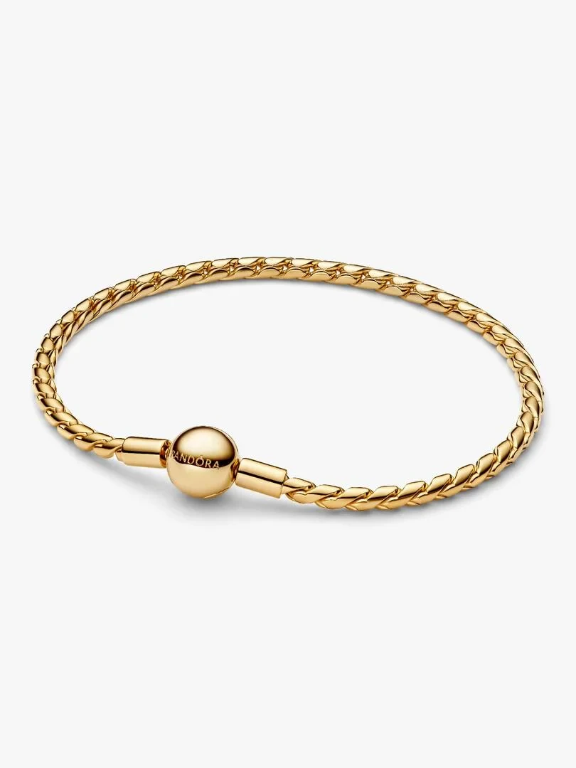 Gouden schakelarmband vanuit een hoog zijdelings perspectief op een witte achtergrond, met focus op de ronde sluiting.