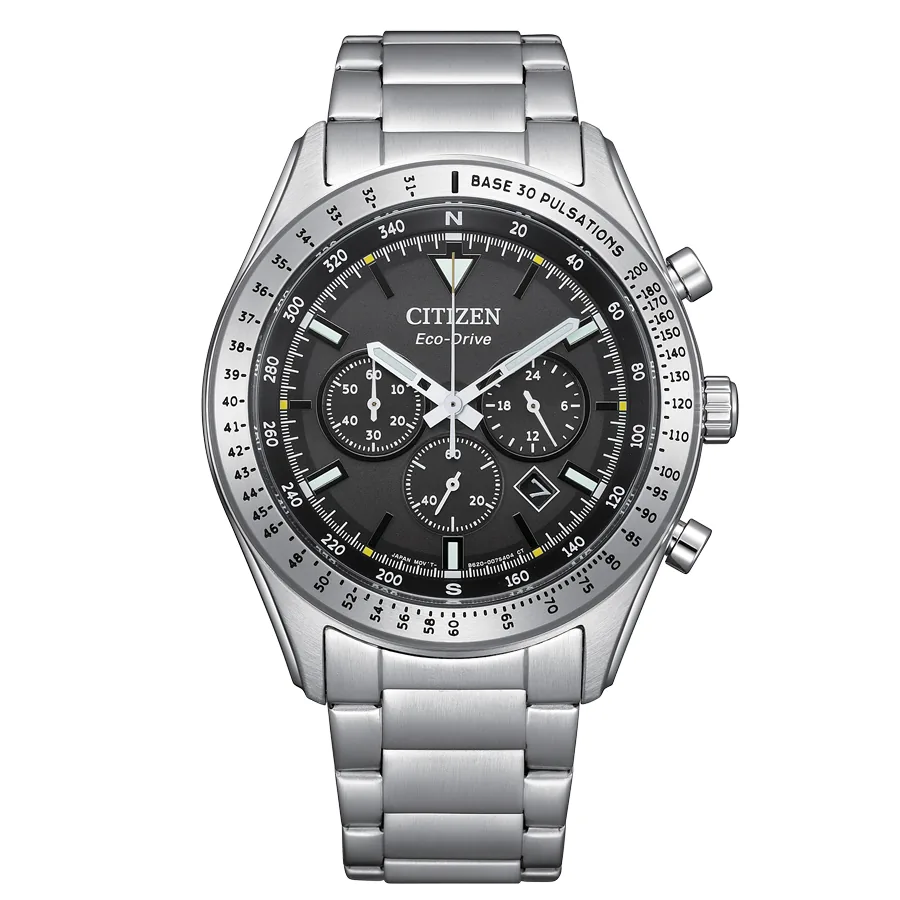 Vista frontal completa del reloj con caja y brazalete de acero y esfera gris, sobre fondo blanco.