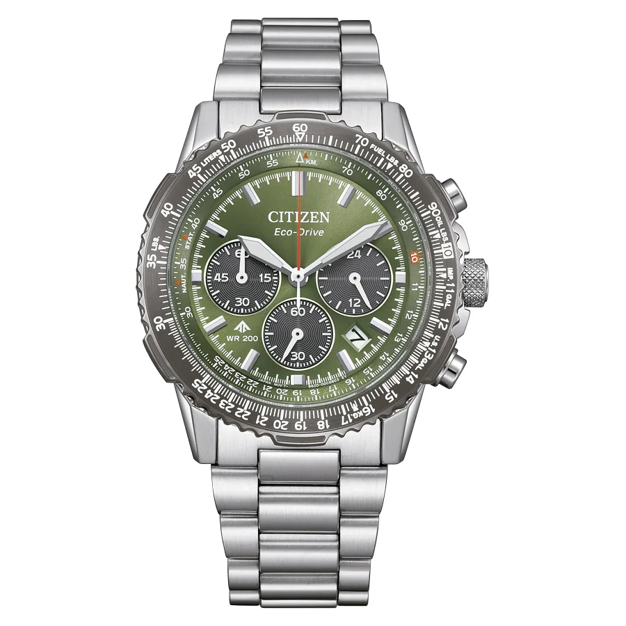 Vista frontal del reloj, esfera verde con subesferas y bisel graduado, fondo blanco.