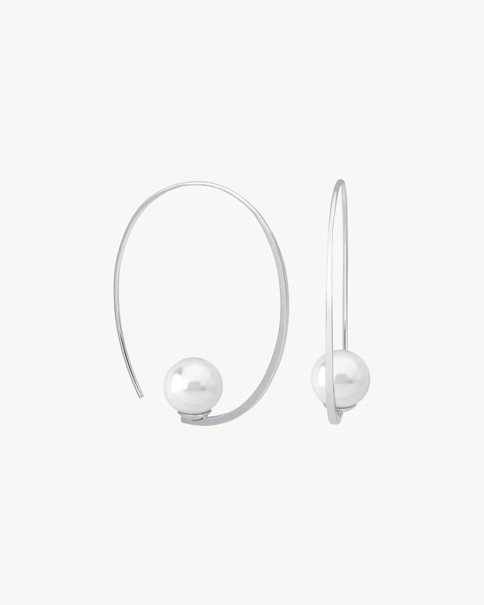 Creolen mit weißer Perle, Front- und Seitenansicht auf reinweißem Hintergrund.