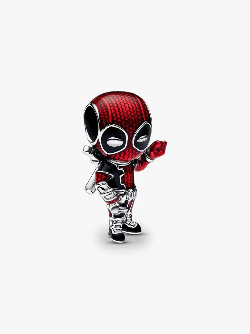 Charm Deadpool en argent avec émail rouge, vue de face complète sur fond blanc.
