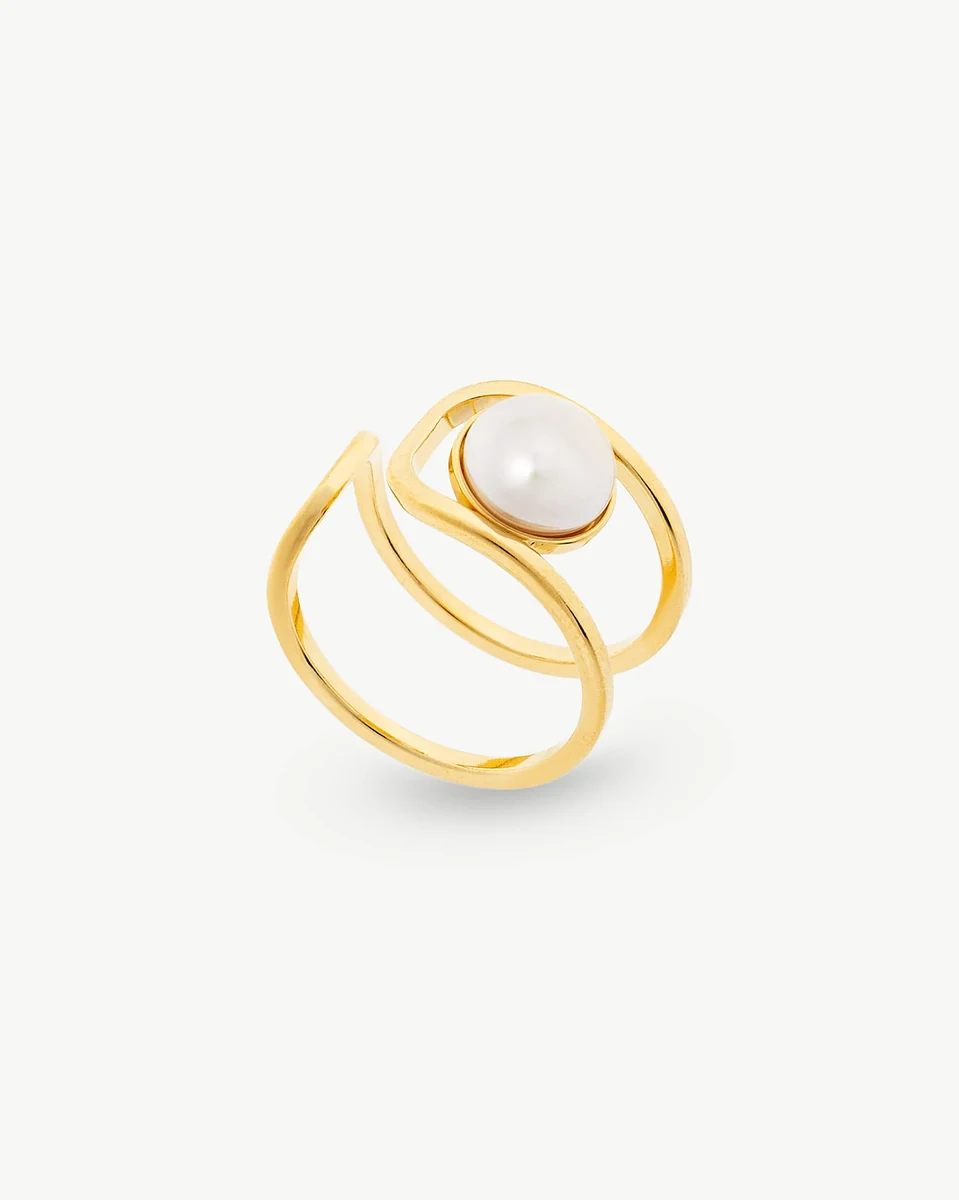 Bague ouverte avec perle blanche, vue de trois quarts sur fond blanc pur.