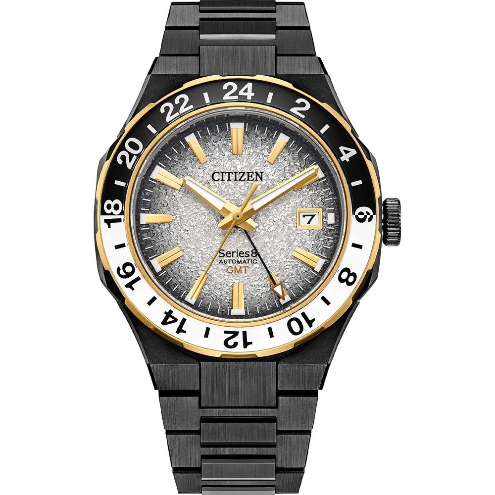 Vista frontal del reloj con esfera plateada texturizada y bisel GMT dorado sobre fondo blanco