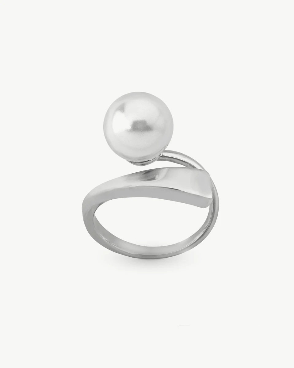 Bague en argent avec perle blanche vue de profil, sur fond blanc pur.