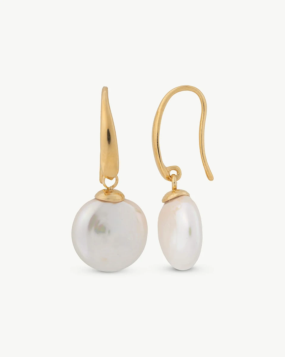 Paar ovale Perlenohrringe auf weißem Hintergrund, Frontansicht mit Detail des goldenen Hakenverschlusses.