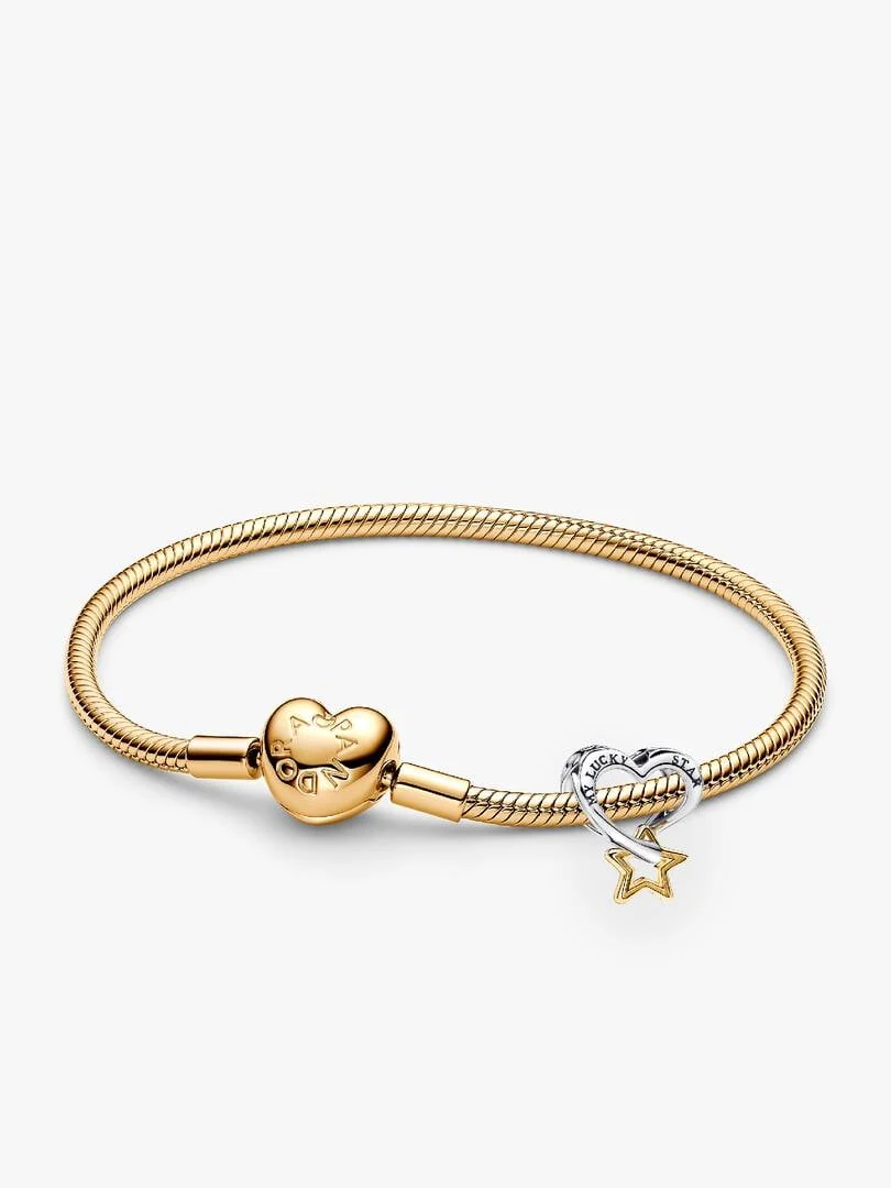 Pulsera de cadena de serpiente con charms de estrella y corazón, vista frontal sobre fondo blanco.