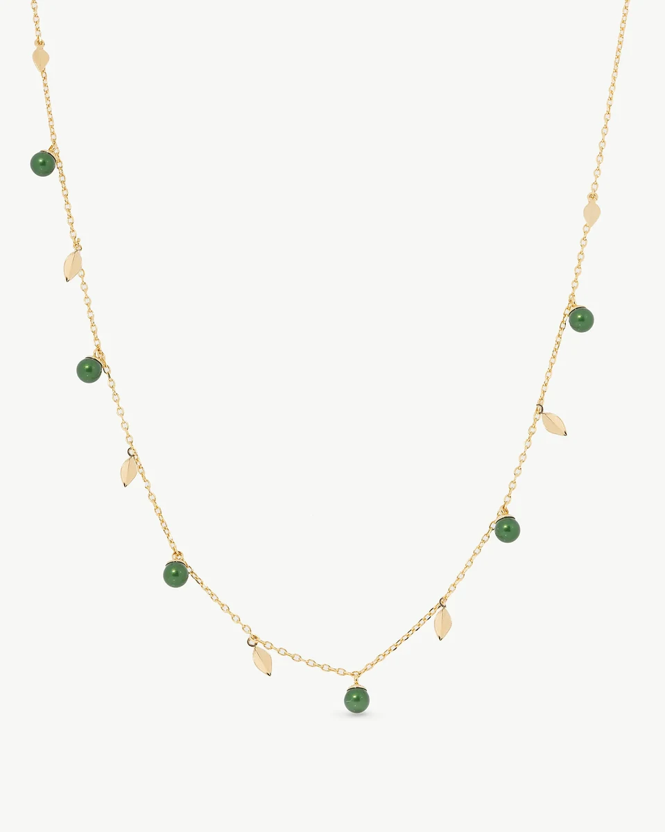 Collar de cadena fina con perlas verdes y hojas doradas, vista frontal sobre fondo blanco.