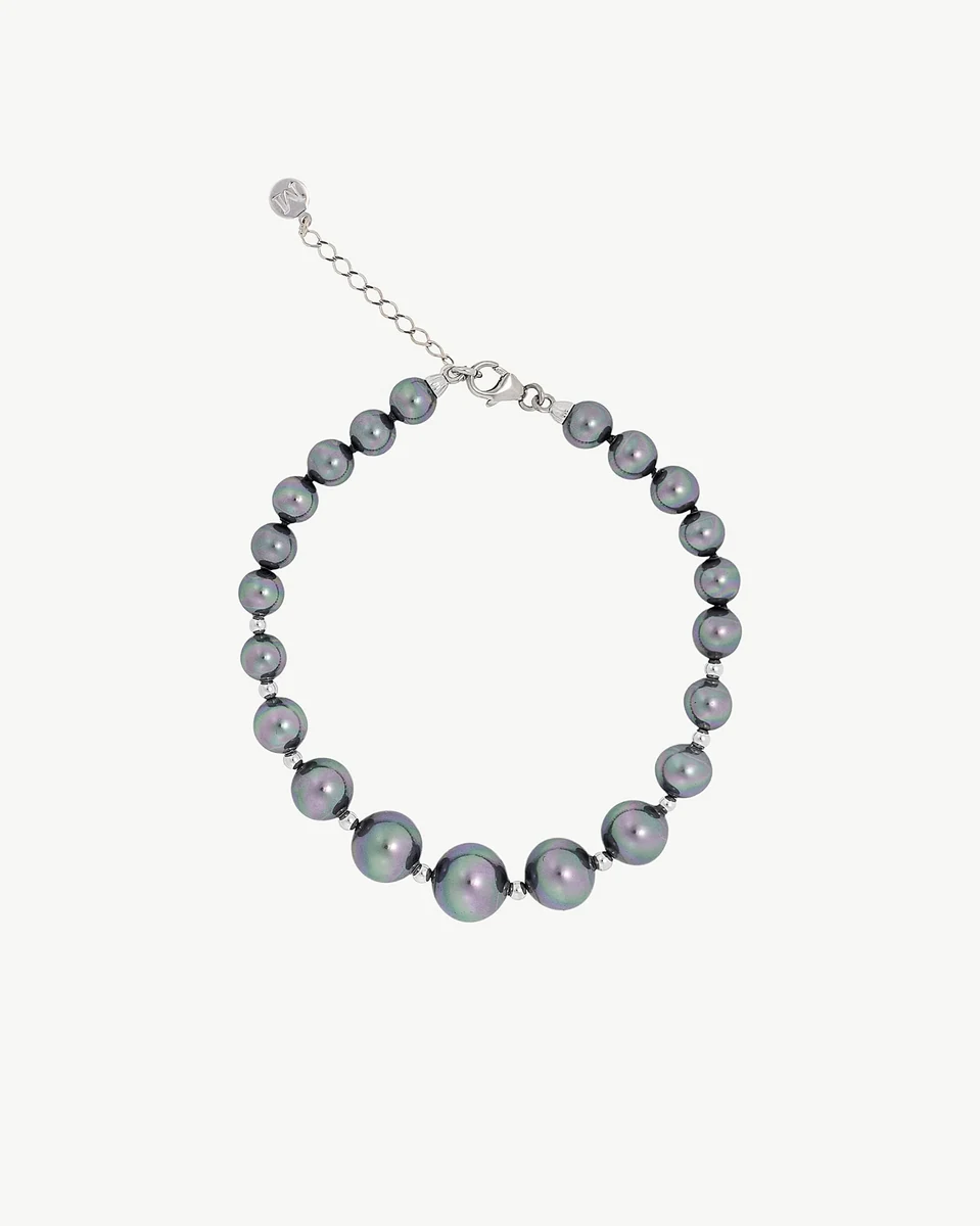 Bracelet en perles grises disposé en cercle sur fond blanc, vue de dessus avec fermoir et chaîne d'extension.