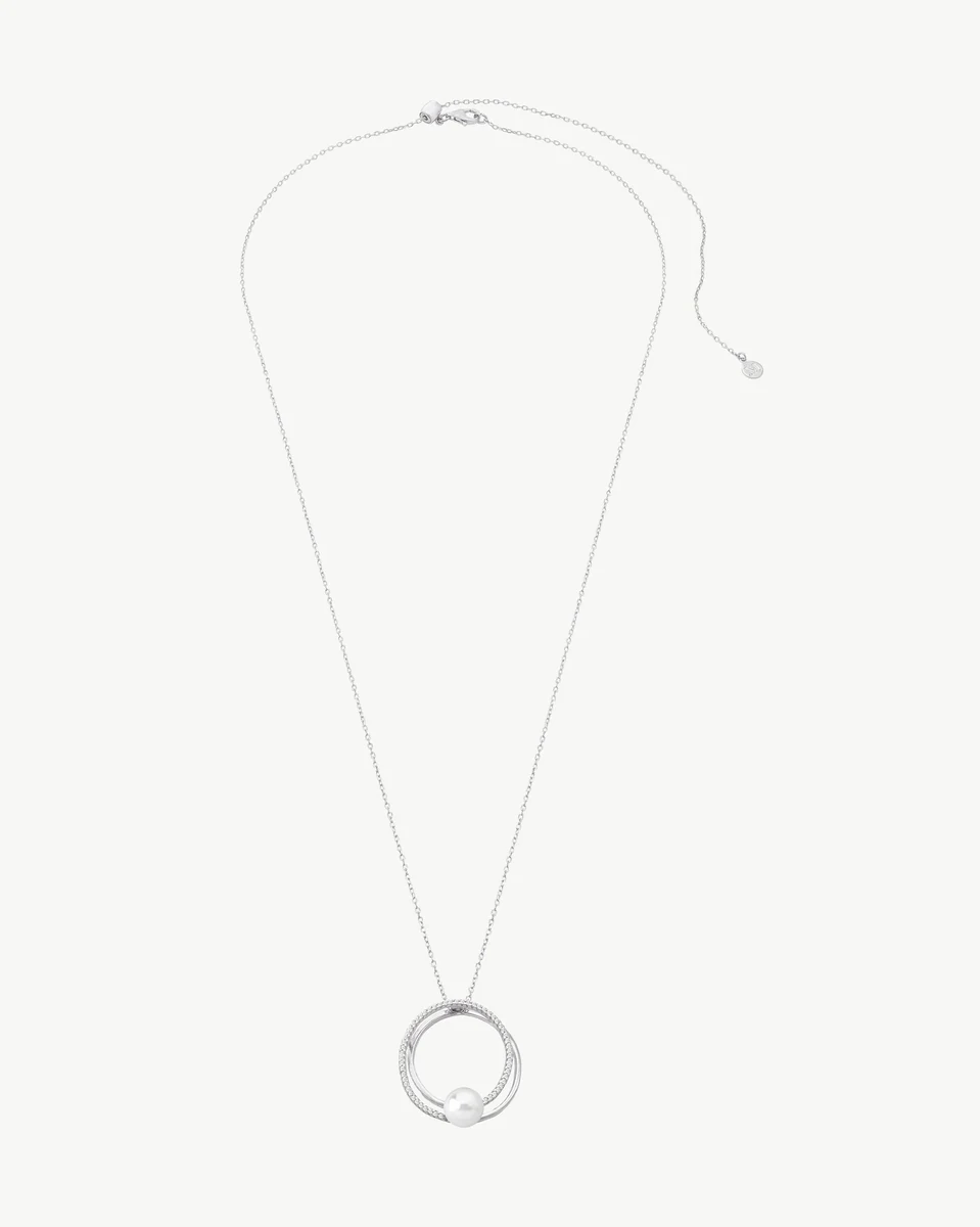 Vue d'ensemble du collier avec pendentif circulaire et perle, sur fond blanc.