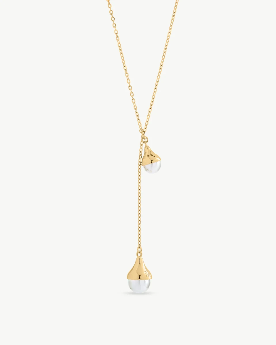 Collier à chaîne avec deux pendentifs perles goutte, vue de face sur fond blanc.