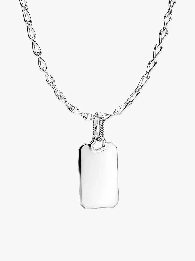 Collar de plata con colgante rectangular liso, vista frontal sobre fondo blanco.