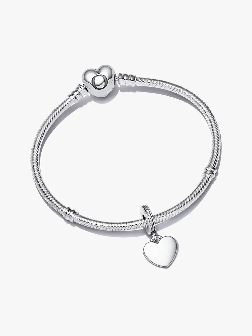 Pulsera de plata con cierre de corazón y charm colgante, vista frontal sobre fondo blanco.
