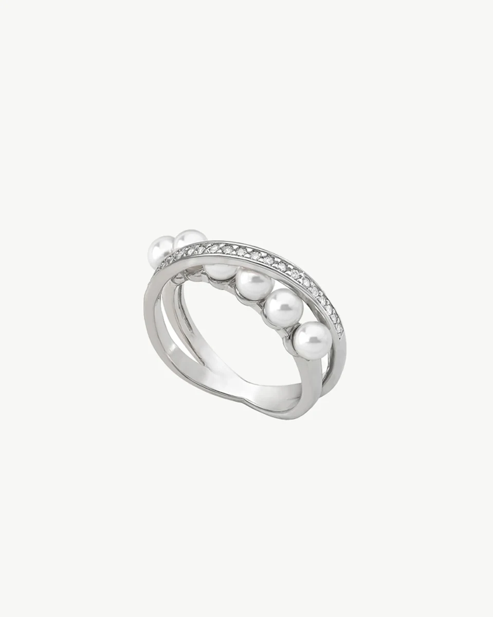 Bague double en argent avec perles et zircons, vue de trois quarts sur fond blanc.