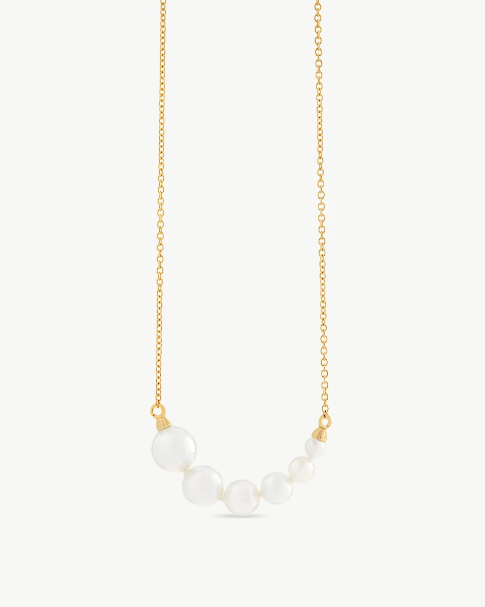 Gouden ketting met gegradeerde witte parels, vooraanzicht op een witte achtergrond.
