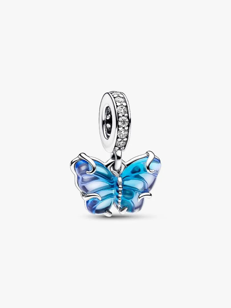 Charm papillon avec ailes en verre bleu et détails en argent, vue de face sur fond blanc.