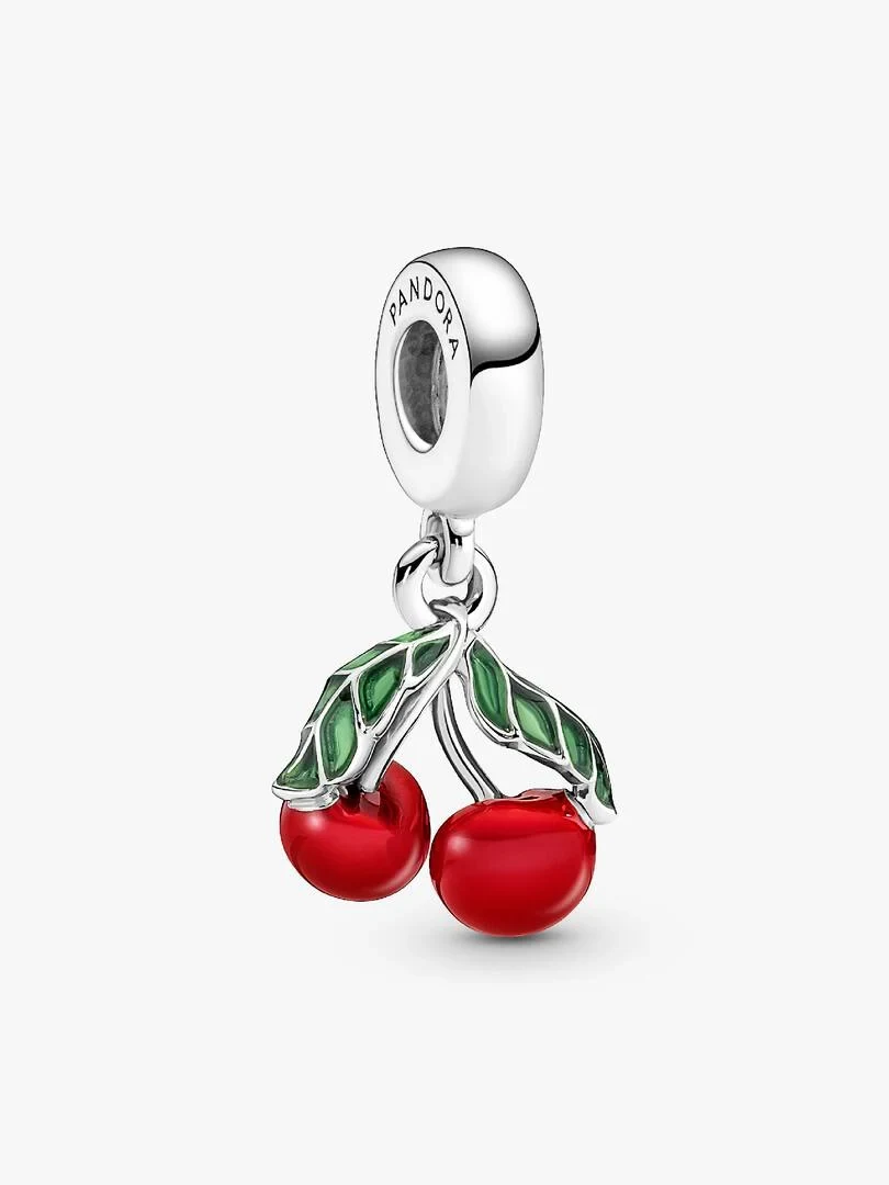 Charm cerises suspendu en argent avec émail rouge et vert, vue de face sur fond blanc.
