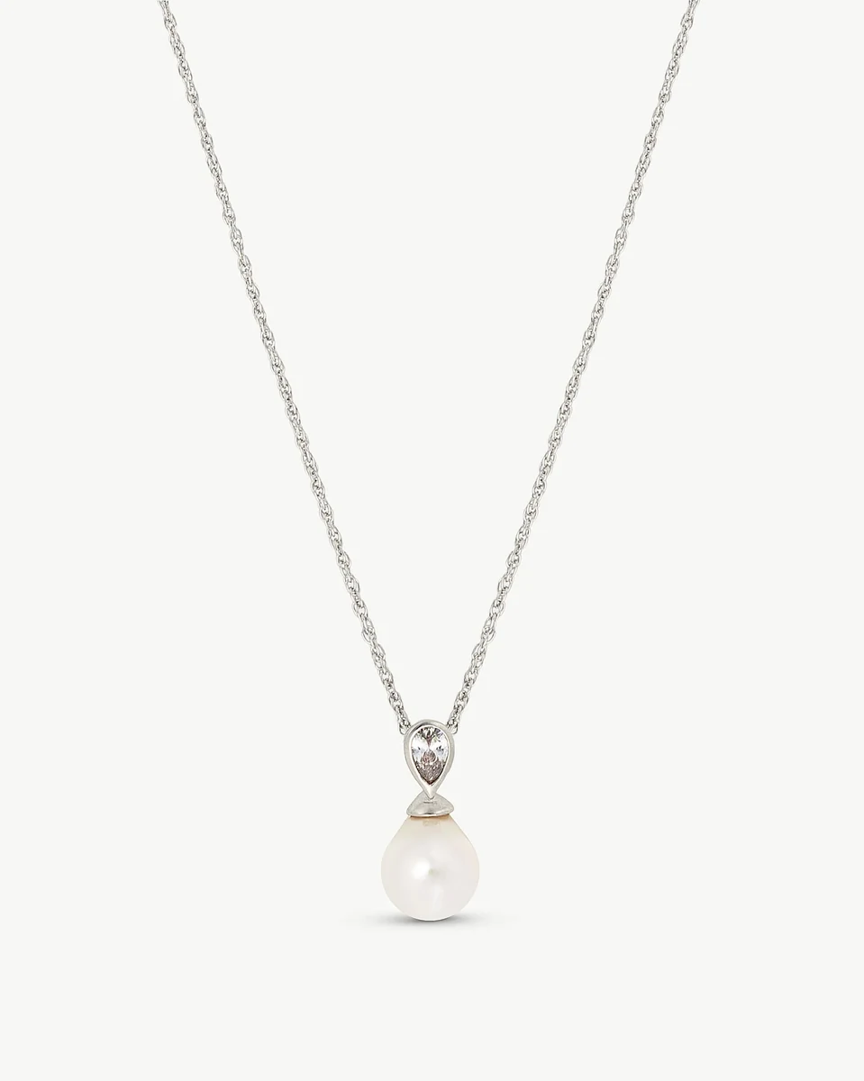 Collier avec pendentif perle en forme de poire et zircon, vue de face sur fond blanc pur.