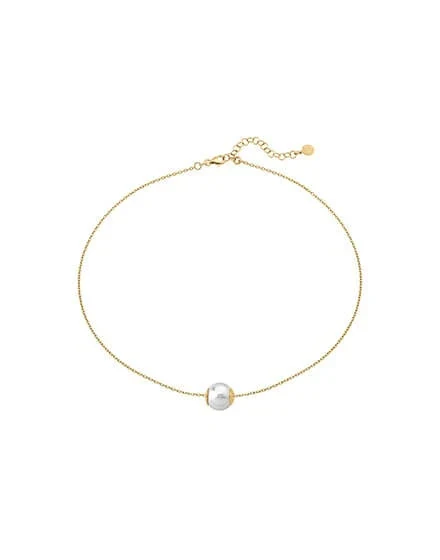 Vue de face du collier avec pendentif perle, chaîne fine dorée sur fond blanc pur.