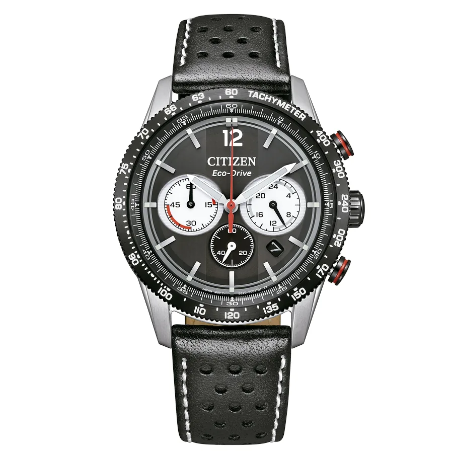Vista frontal completa del reloj sobre fondo blanco, con esfera negra y correa de piel perforada.