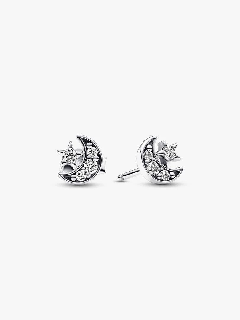 Paire de boucles d'oreilles puces lune et étoile en argent, vue de face sur fond blanc.