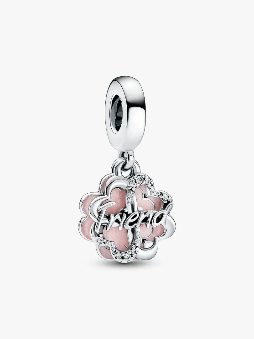 Close-up van de klaver charm met roze email en 'Friend' inscriptie, vooraanzicht, witte achtergrond.