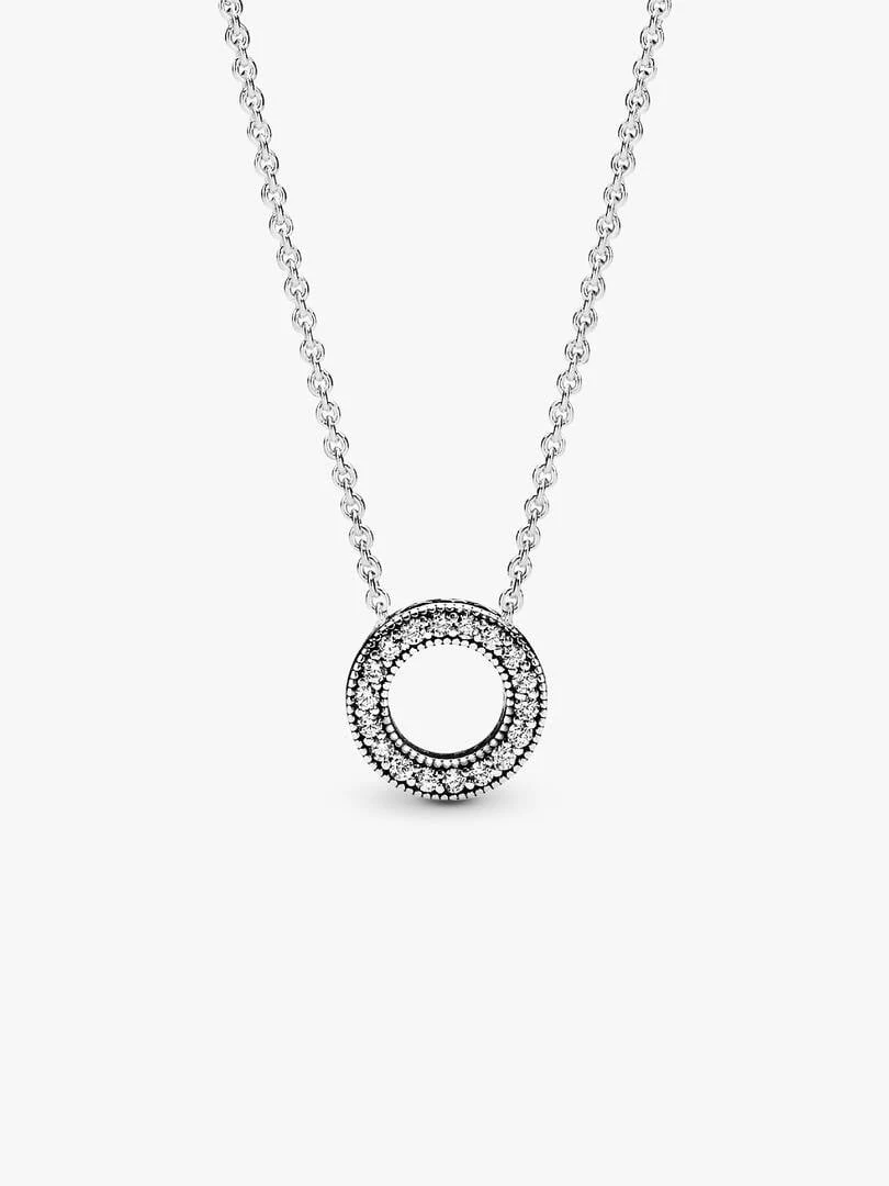 Collier avec pendentif circulaire pavé sur fond blanc, vue de face centrée.