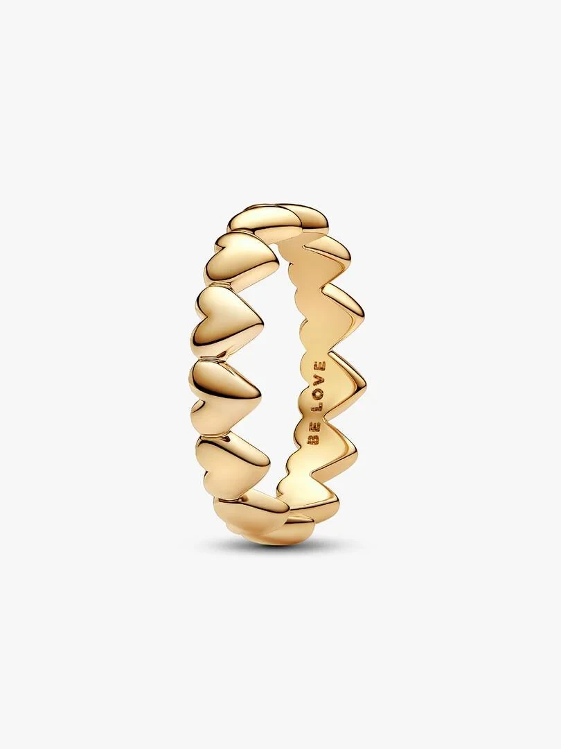 Hartvormige ring in zijaanzicht, witte achtergrond, detail van de 'BE LOVE' gravure aan de binnenzijde.